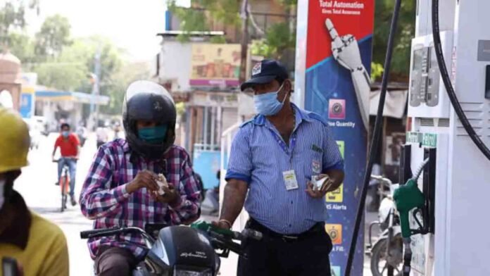 fake helmets, counterfeit helmets, road safety, BIS certified, ISI mark, helmet safety, No Helmet No Fuel, Rajeev Kapur, 2WHMA, UP Government